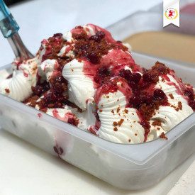 Buy RED FRUITS CRUMBLE | Elenka | buckets of 2.5 kg. | Crunchy crumble made with red fruits and brown sugar to ripple ice cream 