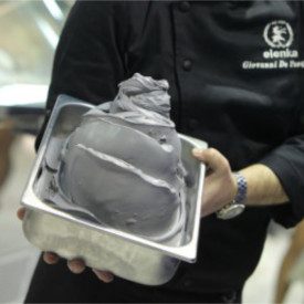 BLACK VANILLA PASTE 1049 | Pack: buckets of 3 kg. | A Vanilla-gelato flavored paste, dark color, with charcoal.