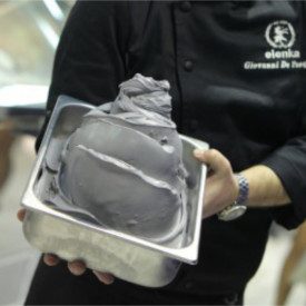 BLACK VANILLA PASTE | Elenka | Pack: buckets of 3 kg. | A Vanilla-gelato flavored paste, dark color, with charcoal.