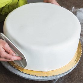 https://gelq-1fb55.kxcdn.com/8336-home_default/elenka-pasta-di-zucchero-bianca-7-kg-cake.jpg